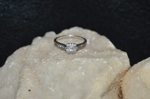 Lindo anillo de diamantes solitario/esmeralda con halo de oro blanco macizo de 14 k (talla 8,75) 3,16 gr - Imagen 1 de 13