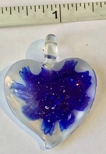 HERMOSO COLGANTE DE CRISTAL EN FORMA DE CORAZÓN UNA FORMA ABSTRACTA DE AZUL EN SU INTERIOR. MURANO? #57 - Imagen 1 de 4