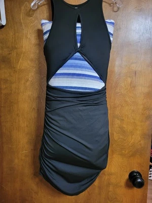 Vestido de fiesta de cóctel recortado negro talla pequeña Foto 1 de 4