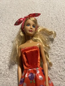 Muñeca Barbie Mattel 2005 cabello rubio con raya roja #485 - Imagen 1 de 4