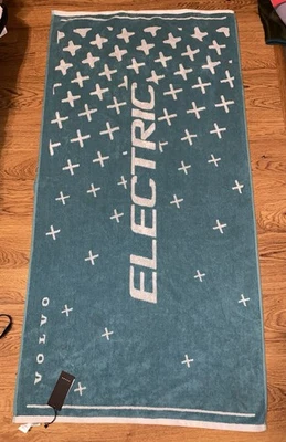 Toalha de praia verde elétrica Volvo Trucks nova com etiquetas 70x140cm - Imagem 1 de 4