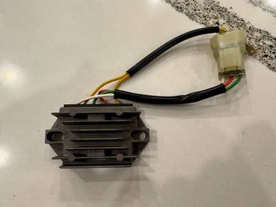 Regulador de voltaje OEM KTM SXF EXC Husqvarna FC 250 350 450 FS FX 450 77211034000 Foto 1 de 3