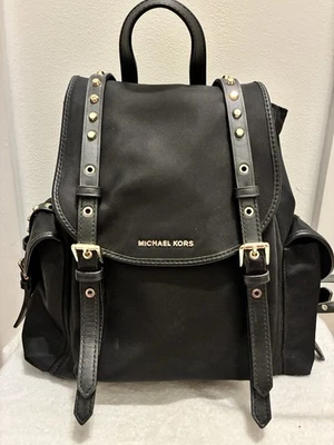 Cartera Mochila Michael Kors Leila Mediana Solapa Tachonada Remaches Negra Dorada Foto 1 de 4