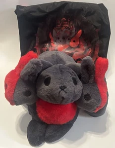 Mysterious Plushie Dreadfuls - Cerberus Hase - Plüschtier Stofftier (mit Tasche) - Bild 1 von 12