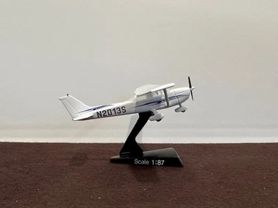Cessna 172 Skyhawk 1/87 Scale Die-Cast Model with stand, N2013S - Image 1 of 4