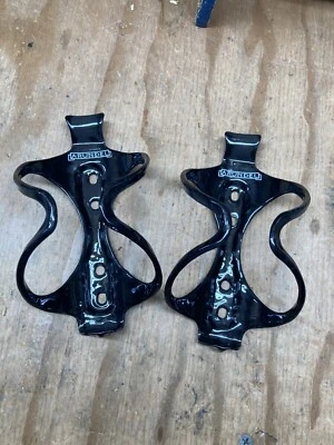 Par de jaulas para botellas de agua Arundel mandíbula fibra de carbono negro brillante bicicleta de carretera Foto 1 de 4