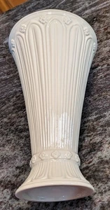 Jarrón Lenox Borde Dorado Crema Hojas Repujadas 9" Sin Defectos De Colección - Imagen 1 de 2