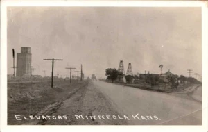 RPPC Postkarte Minneola Kansas KS Aufzüge Windmühle Straße Gabel UNP - Bild 1 von 2