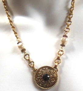 Collana con ciondolo tono oro 1928 vintage con pietra rossa e perle finte 19,3/4" - Foto 1 di 3