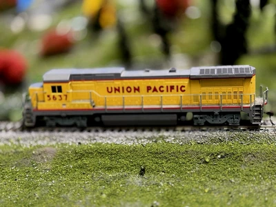 HO SCALE UNION PACIFIC WALTHERS TRAINLINE GE-8 40B POWERED SMALL HERALD - Image 1 of 4