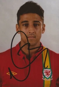WALES & ASTON VILLA: NEIL TAYLOR SIGNED 6x4 PORTRAIT PHOTO+COA - Bild 1 von 1