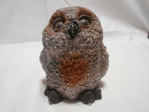 Graubraun Harz sitzende Eule - Bild 1 von 3