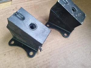 PAIR OF NEW FORD CORTINA MK1 ENGINE MOUNTS - Picture 1 of 5