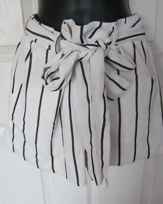 Mini corto Forever 21 para mujer a rayas formales crema/negro talla M - usado Foto 1 de 2