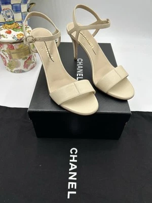Женские кожаные сандалии Chanel цвета слоновой кости с ремешками размер 38,5 сделаны в Италии - Изображение 1 из 4