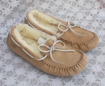 ZAPATILLAS UGG #5612, DAKOTA Beige Gamuza Forro Piel de Oveja, Corbatas de Cuero Para Mujer 8 Foto 1 de 4