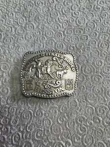 Hesston National Finals 1985 Rodeo Nfr Rodeo Cowboys Nos Talla Juvenil Hebilla de Cinturón - Imagen 1 de 3