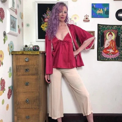 Calça pijama vintage de náilon, roupa de dormir cor creme da década de 1970, tamanho M cropped perna larga - Imagem 1 de 4