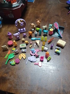 Konvolut 40 verschiedene Miniaturspielzeuge, Zubehör.  - Bild 1 von 5