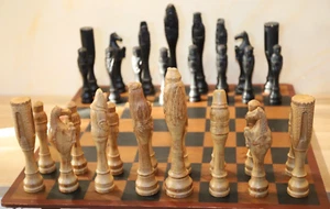 Schach Holz, Groß  74 x 74cm Holzschnitzerei Handarbeit, Figurenhöhe  19cm -30cm - Bild 1 von 15