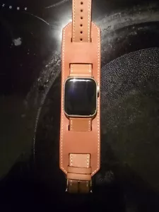 Apple Watch Series 4, Boîtier en aluminium 40 mm avec bracelet marron - Photo 1 sur 4
