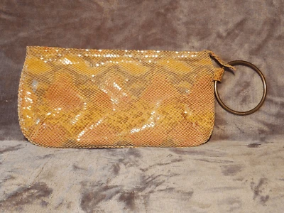 Usado en Excelente Condición Newport News Rosa Mostaza Amarillo Estampado Serpiente Cuero Bolso sin asas Muñequera de Metal Foto 1 de 4