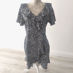 BNWOT BOOHOO SIZE 14 BLACK & WHITE FIXED WRAP DRESS WITH FRILL DETAIL - Picture 1 of 9