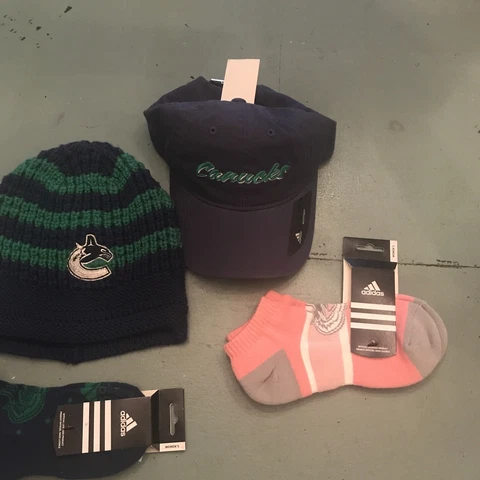 Vancouver Canucks, Women’s Fan Gear, Lot, Hats/socks Cover