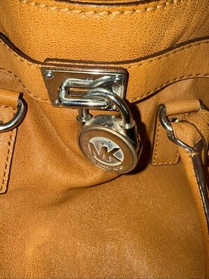 Bolso Cartera Michael Kors Hamilton con Cadena Plateada - Marrón Foto 1 de 4