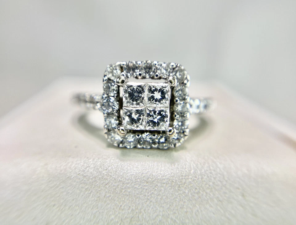 Anillo de compromiso de oro blanco de 14k con halo en racimo de diamantes talla princesa Foto 1 de 4