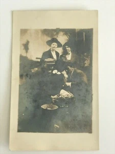 Postal RPPC Foto Real Dos Parejas Posando Con Un Saco c1910s - Imagen 1 de 2