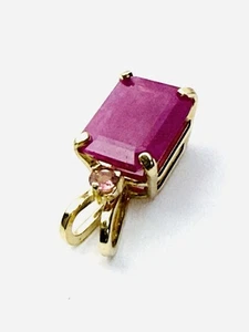 Ciondolo in oro giallo massiccio 14 kt 3 ct. taglio smeraldo John Suai rubino naturale - Foto 1 di 6