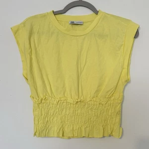 Top sin mangas arrugado cintura ceñida amarillo de ZARA talla M - Imagen 1 de 10
