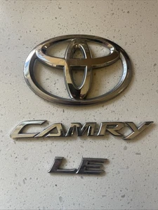 07 08 09 10 11 Toyota Camry LE emblema logotipo símbolo insignia conjunto trasero cromo OEM F71 - Imagen 1 de 5