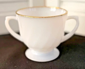 De colección Fire King Blanco Remolino Leche Vidrio Borde Dorado Azúcar Cuenco Patas Doble Mango - Imagen 1 de 6