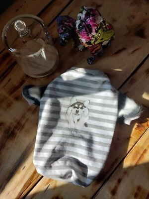Kleiner Hundepullover mit Aufdruck, Hundesweatshirt, Haustierkleidung - Bild 1 von 4