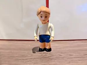 Figura de colección Little Tikes casa de muñecas niño hermano hijo en pantalones cortos azules camisa blanca - Imagen 1 de 4