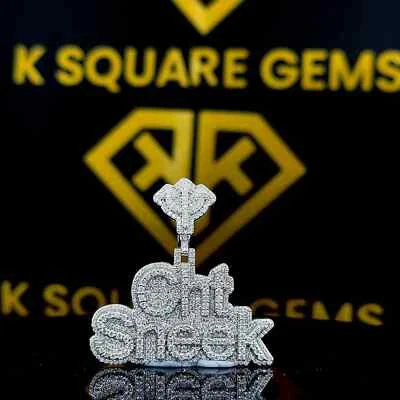 Colgante con letras personalizadas de moissanita de corte redondo de 2,00 quilates enchapado en oro blanco de 14 quilates Foto 1 de 4