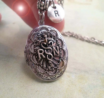 Medalhão RN, presente de enfermeira registrado * Personalizado com inicial * Obrigado a uma enfermeira - Imagem 1 de 4