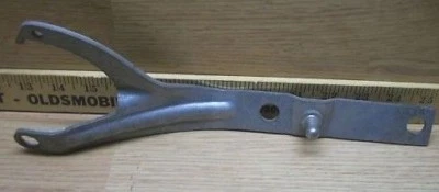 87 88 Olds Calais петля капота верхний LH NOS 14086605 OEM, Бесплатная доставка по США ` - Изображение 1 из 2