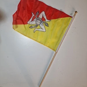Bandiera Sicilia Trinacria Mini con Asta — Decorazione, Feste, Collezione - Foto 1 di 2