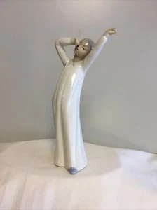 NAO - Handgefertigt in Spanien von Lladro #561 ""Mädchen gähnend"" 8"" groß neuwertig. - Bild 1 von 1