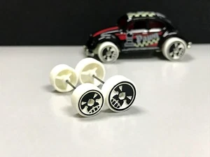 PW1105 1:64 Cerchi Pneumatici Ruote Calde Plastica Ruote Teschio Bianco Set 10 & 12mm - Foto 1 di 7