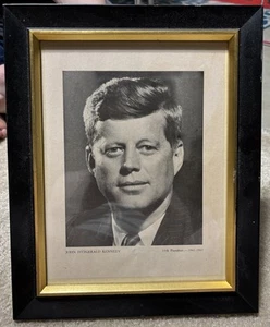 Vintage Lot: JFK Memorabilia: Magazine, Vinyl Alben, gerahmtes Bild, Zeitungen, Platte, Buch - Bild 1 von 24