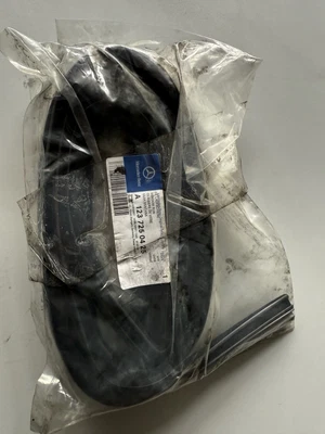 Genuine Mercedes 1980 - 85 W123 300D 240D Front Window Channel Seal 1237250425 - Image 1 of 3