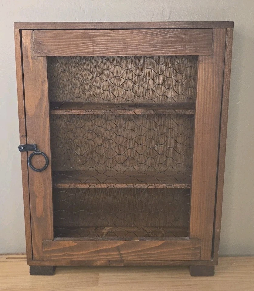 Vitrina de madera de granja - Frente de alambre de pollo, 2 estantes Foto 1 de 4