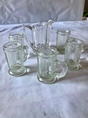  DÎNETTE ANCIENNE, 1 carafe et 5 chopes, Verre pressé moulé - Photo 1/4