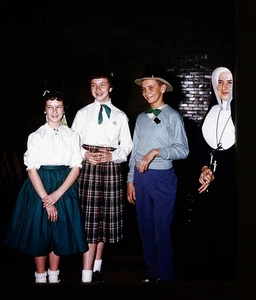 St. Patricks Day in Catholic School Nonne Kids - 1957 Stereo Realist Slide #1859 - Bild 1 von 3