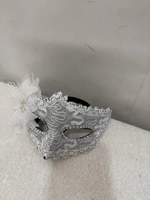 Mascarada Mujer Plateada Con Encaje Y Diseño Flor Con Estrás Máscara Ojos Foto 1 de 4