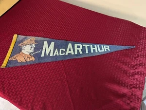 "Banderín de fieltro vintage de 26"" de la Segunda Guerra Mundial General MacArthur años 40" - Imagen 1 de 7
